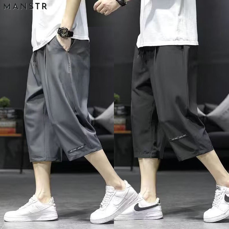 MANSTR ม-5เอ็กแอล ผู้ชายฤดูร้อนผ้าไหมน้ําแข็งเข่าความยาวกางเกงสั้น ปลอบโยน หลวมกว่าเข่ากางเกงขาสั้นกีฬาแห้งเร็ว กางเกงวอร์ม ขนาดบวกสีขาว\ สีเทาสีดํา